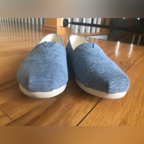 TOMS size 6 women’s shoes in chambray blue, excellent used condition - Picture 2 of 5